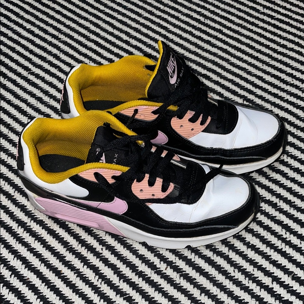 Nike Air Max 90 Leather GS sneakers in the Black/White and Arctic Pink colorway